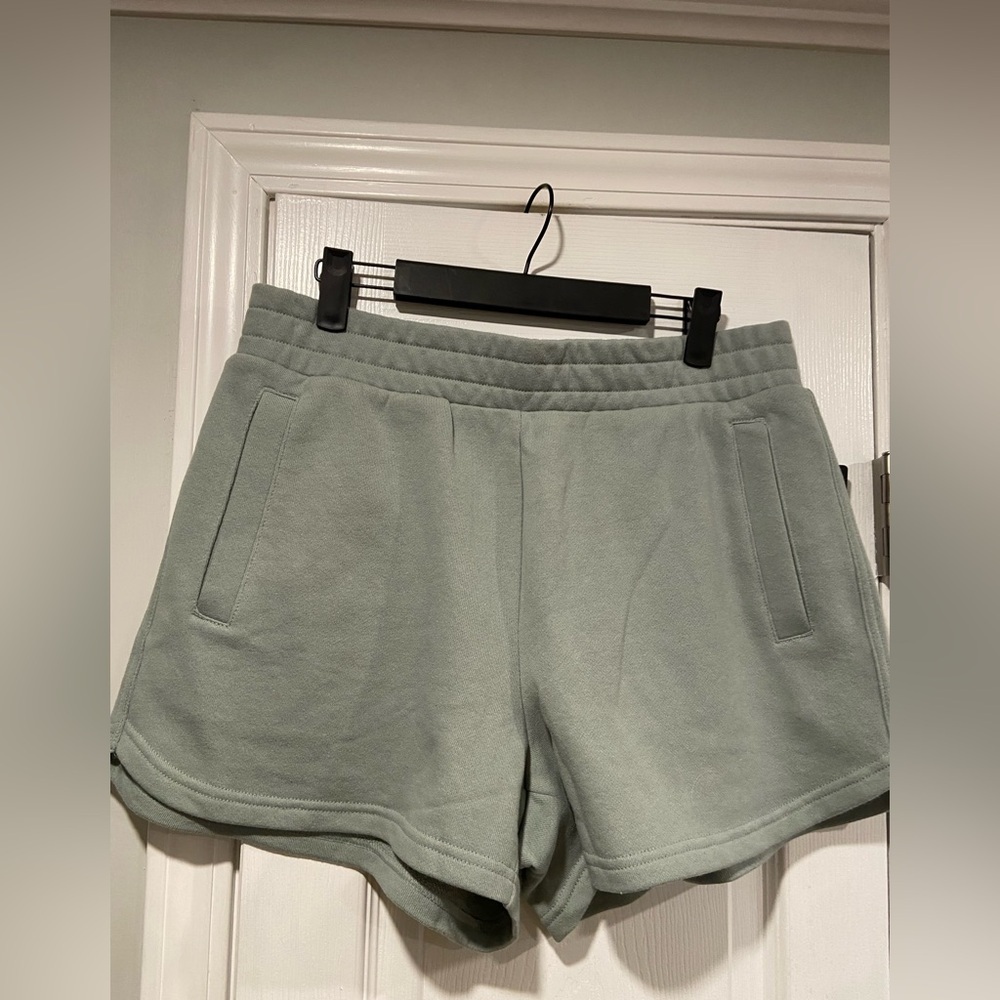NWT 90 Degree Size L Sage Green Elastic Waist Activewear Shorts Side Pickets